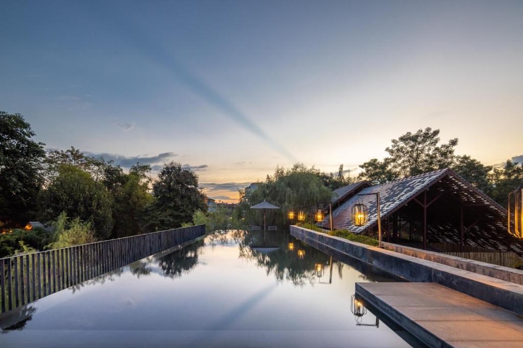 Hotel Ping Silhouette