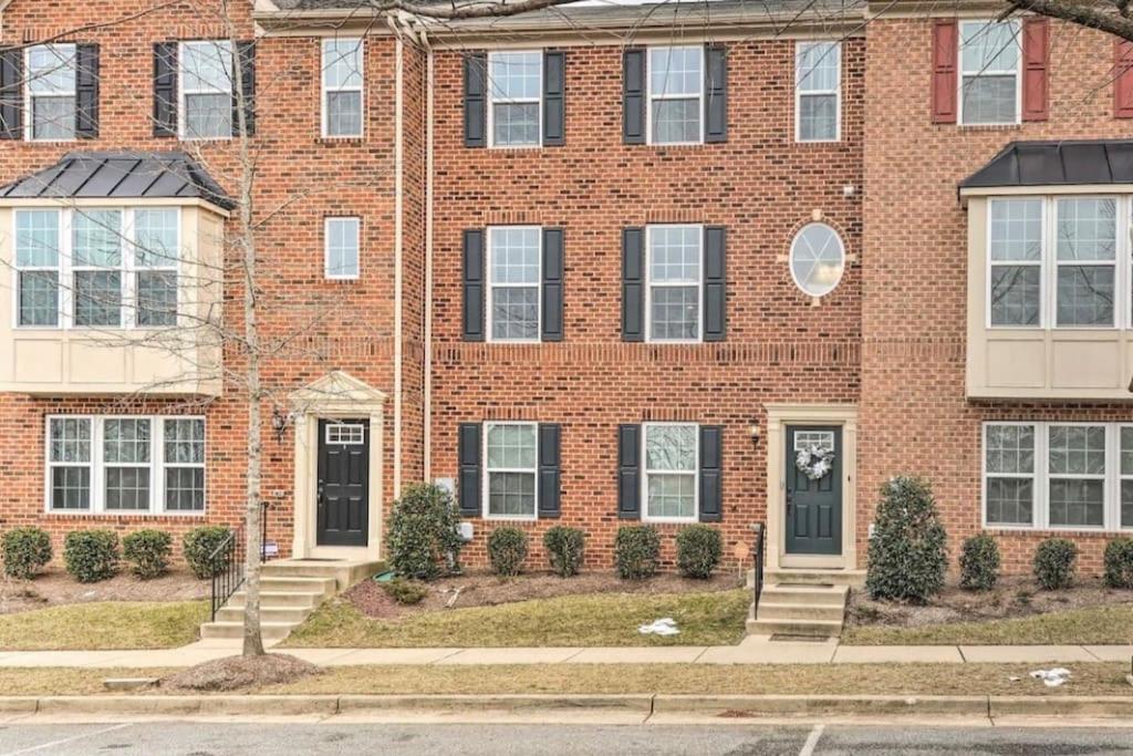 9 beds! Cozy & Spacious, Family Townhome