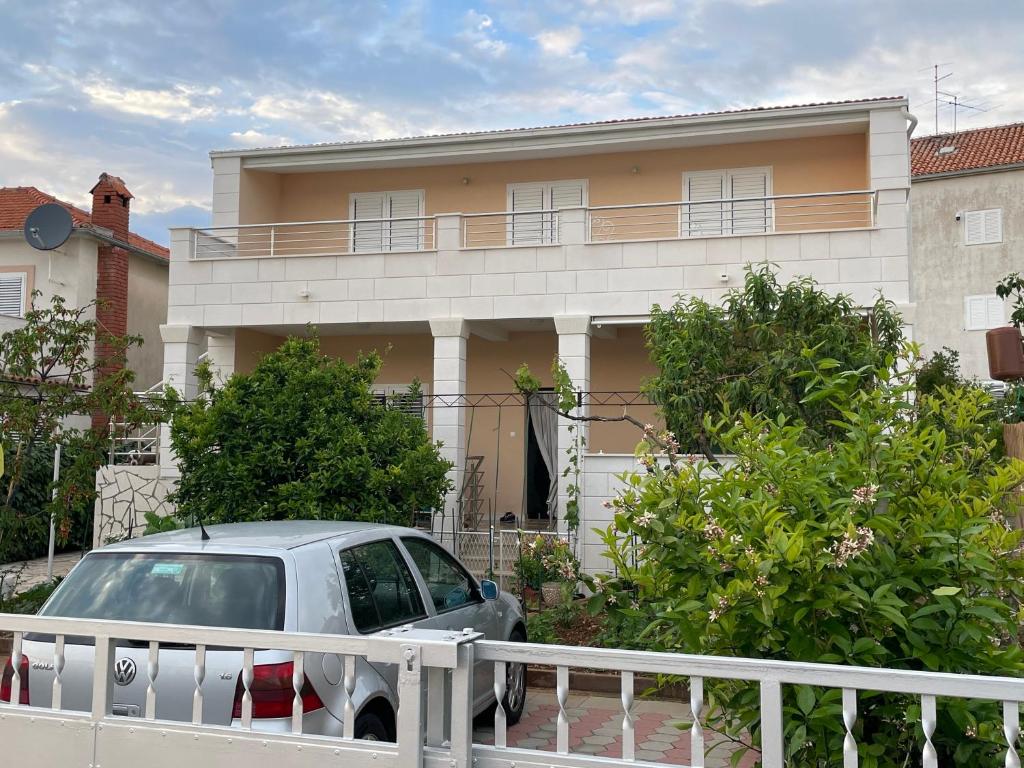 Seafront apt with balcony sea view and mooring, Rogoznica