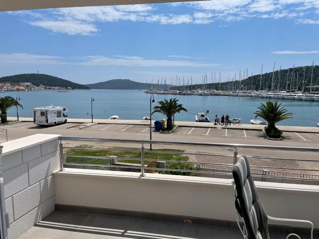 Seafront apt with terrace 4 bedrooms and mooring, Rogoznica