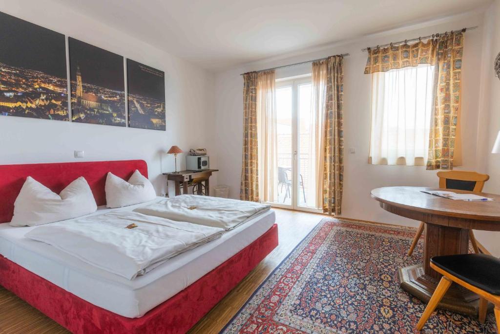Deluxe Double Room with Balcony, Hotel Freischutz in Landshut