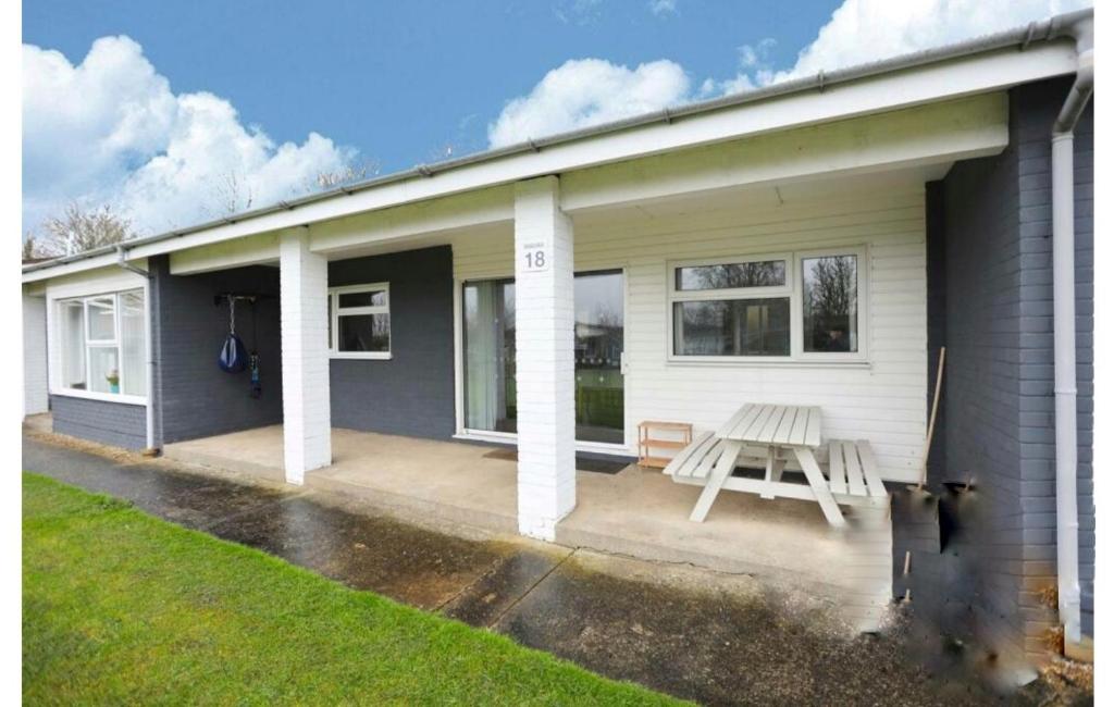 Exclusive 2 bedroom bungalow Oulten Broad photo