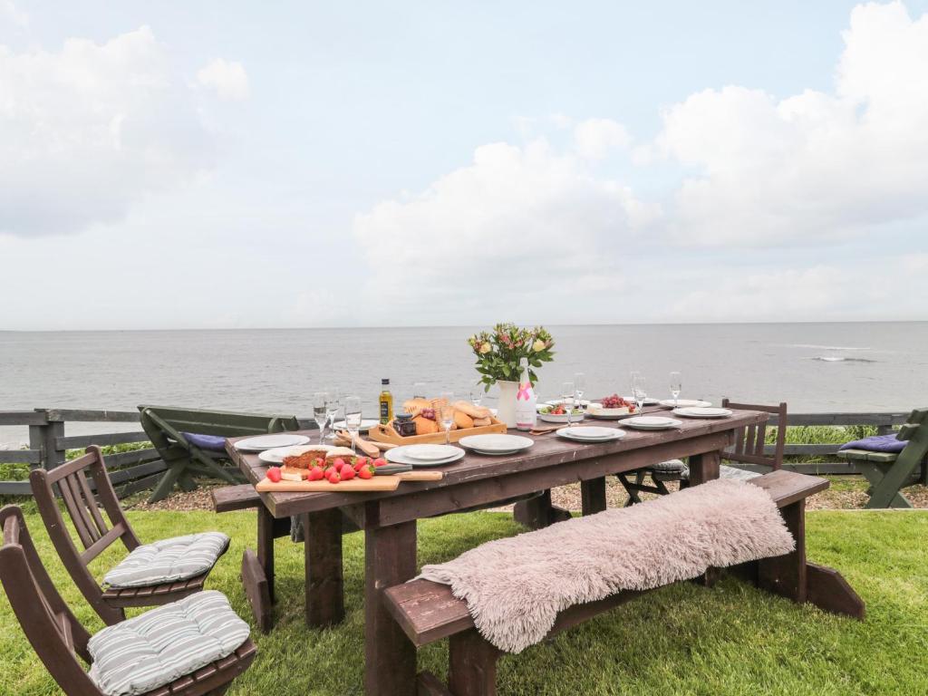 On The Watersedge, Chathill