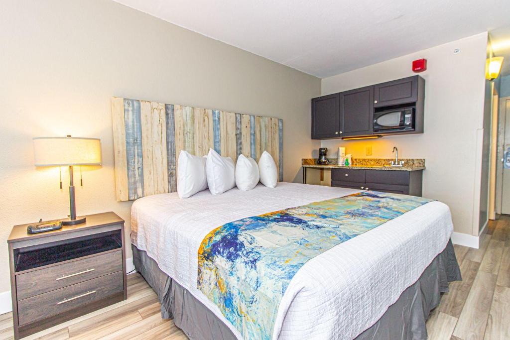 Landmark Resort King Suite Unit 710 Beautifully Updated Sleeps 4 photo