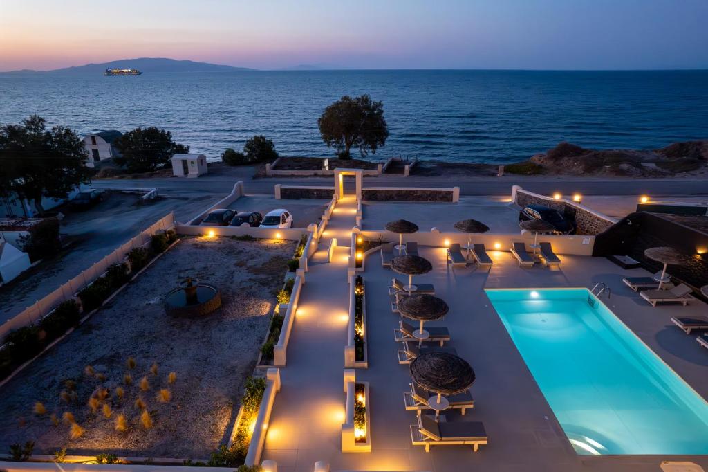 エン プロ ブティック スイーツ サントリーニ (En Plo Boutique Suites Santorini) 周辺案内