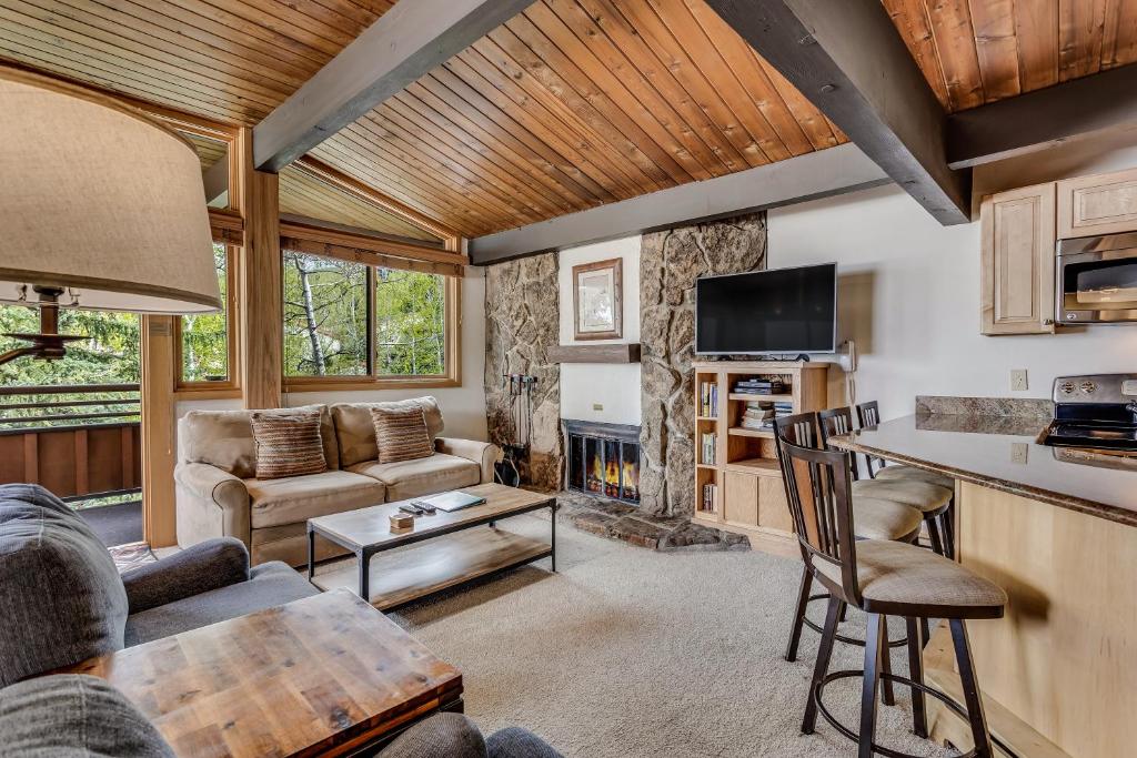 Laurelwood Condominiums 311 photo