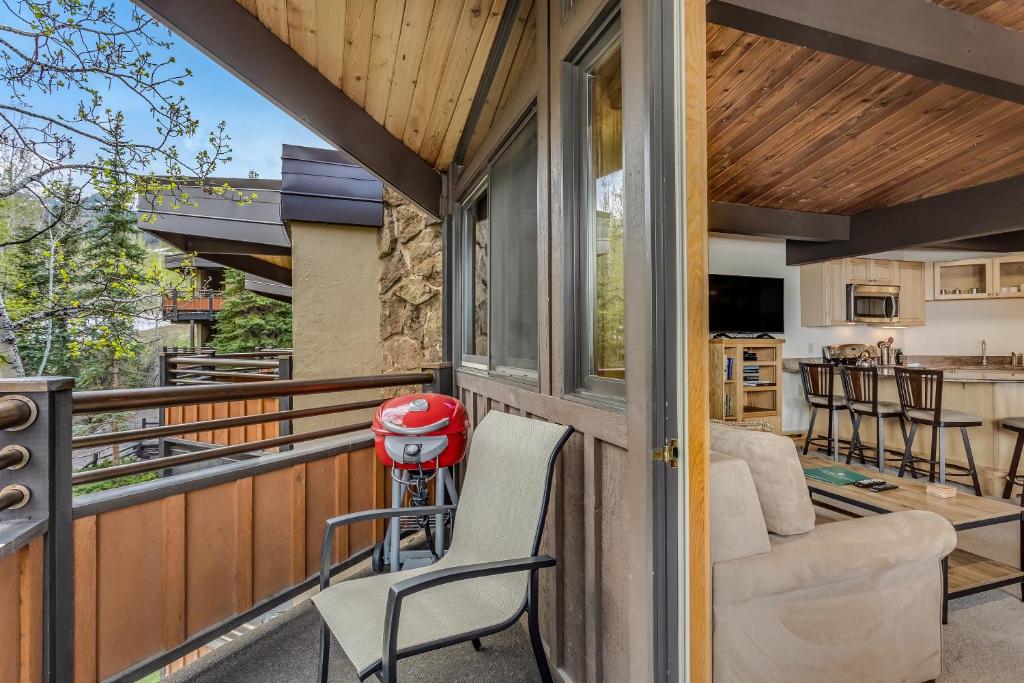 Laurelwood Condominiums 311 photo