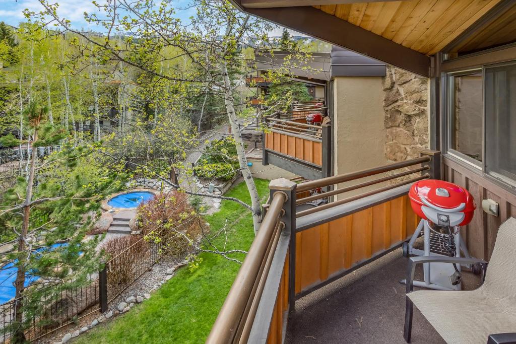 Laurelwood Condominiums 311 photo