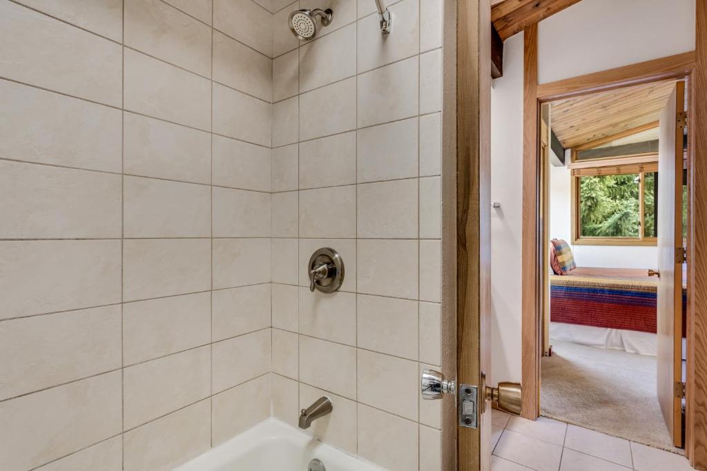 Laurelwood Condominiums 311 photo