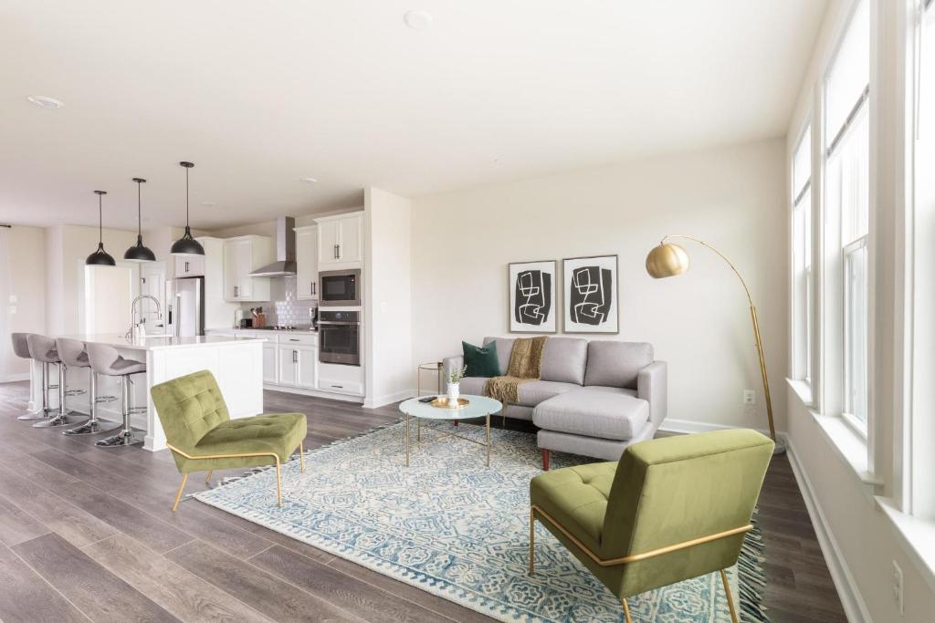 Pet-Friendly 5BR House in Oak Hill Parking