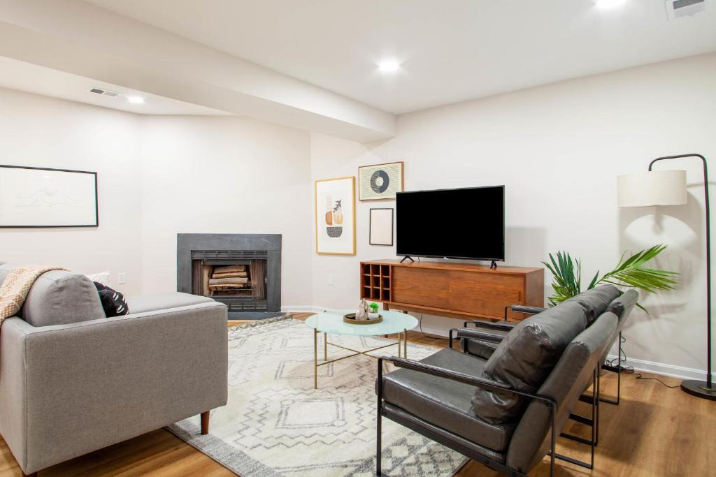 3BR Place in Fairfax Pets OK