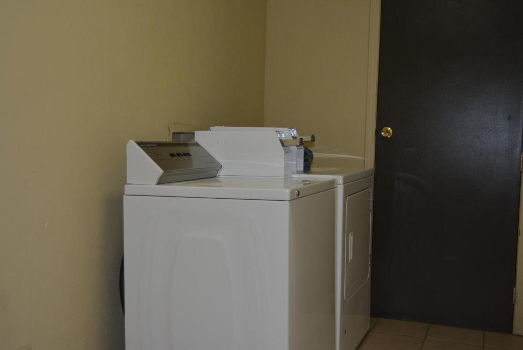 Super 8 By Wyndham Sulphur Photo 46
