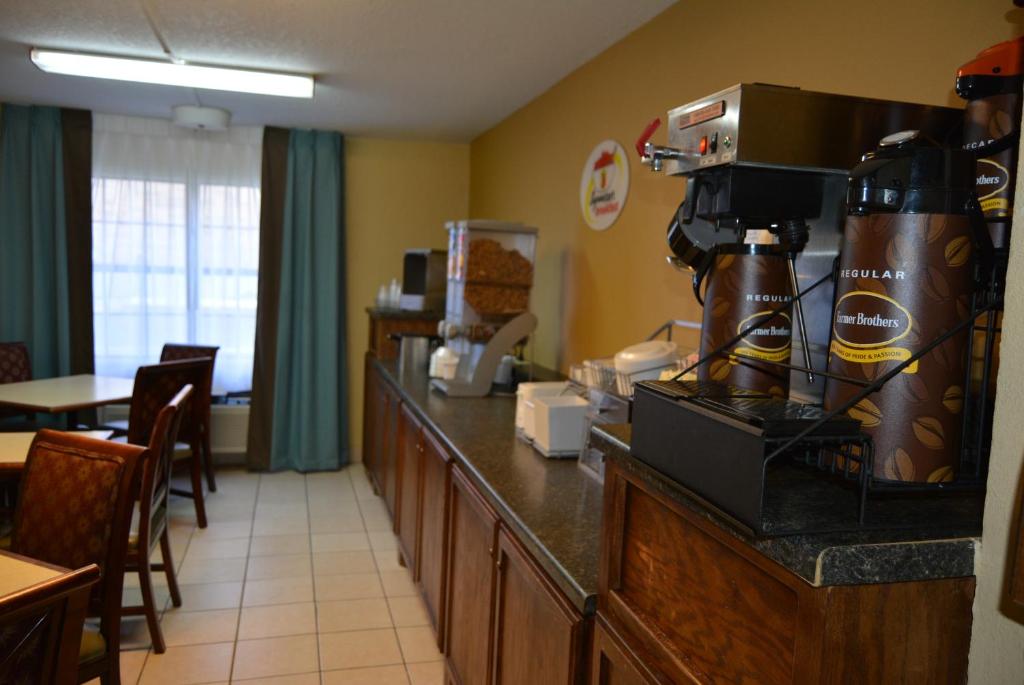 Super 8 By Wyndham Sulphur Photo 49