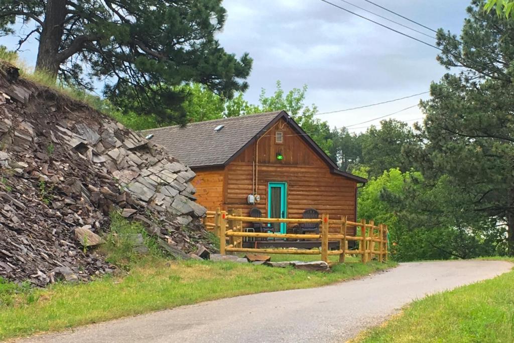 Mountain View Escape, Lead