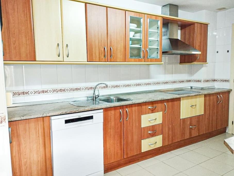 Spacious 4 bedroom with parking in town centre, Nerja - 4