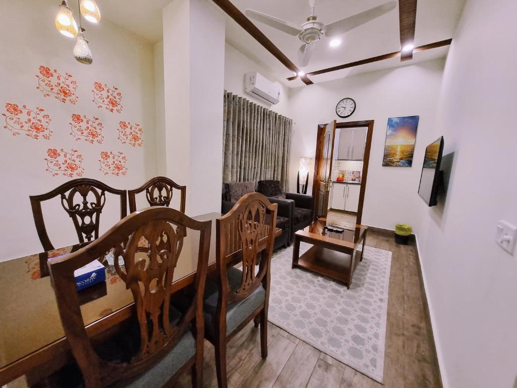 Shared lounge/TV area, Hayyat Luxury Hotel Apartments in Lahore