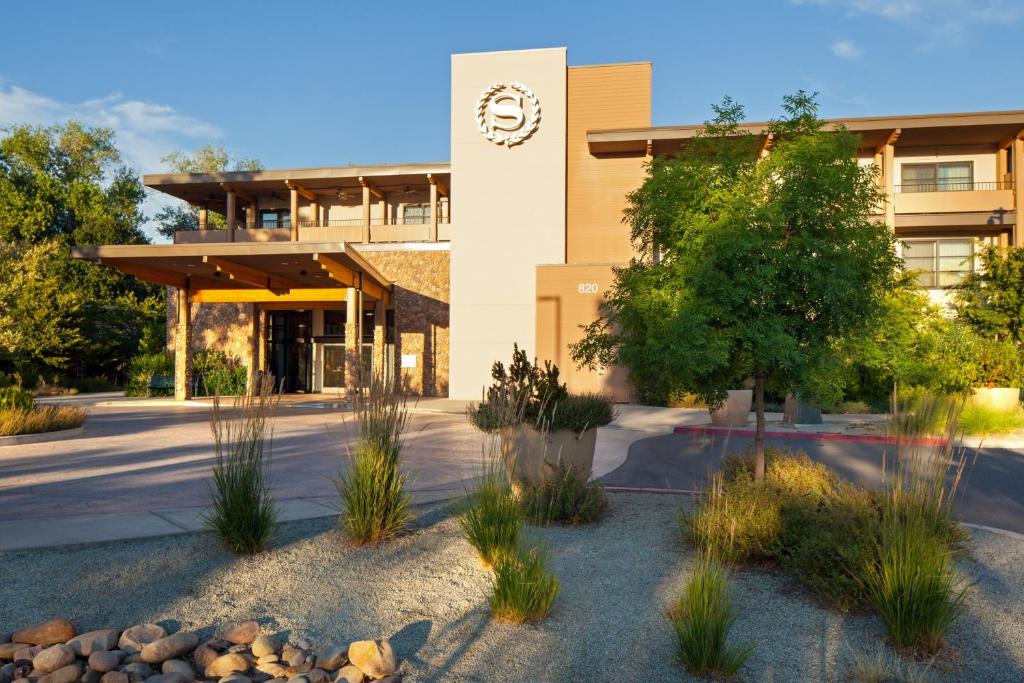Sheraton Redding Hotel at the Sundial Bridge photo