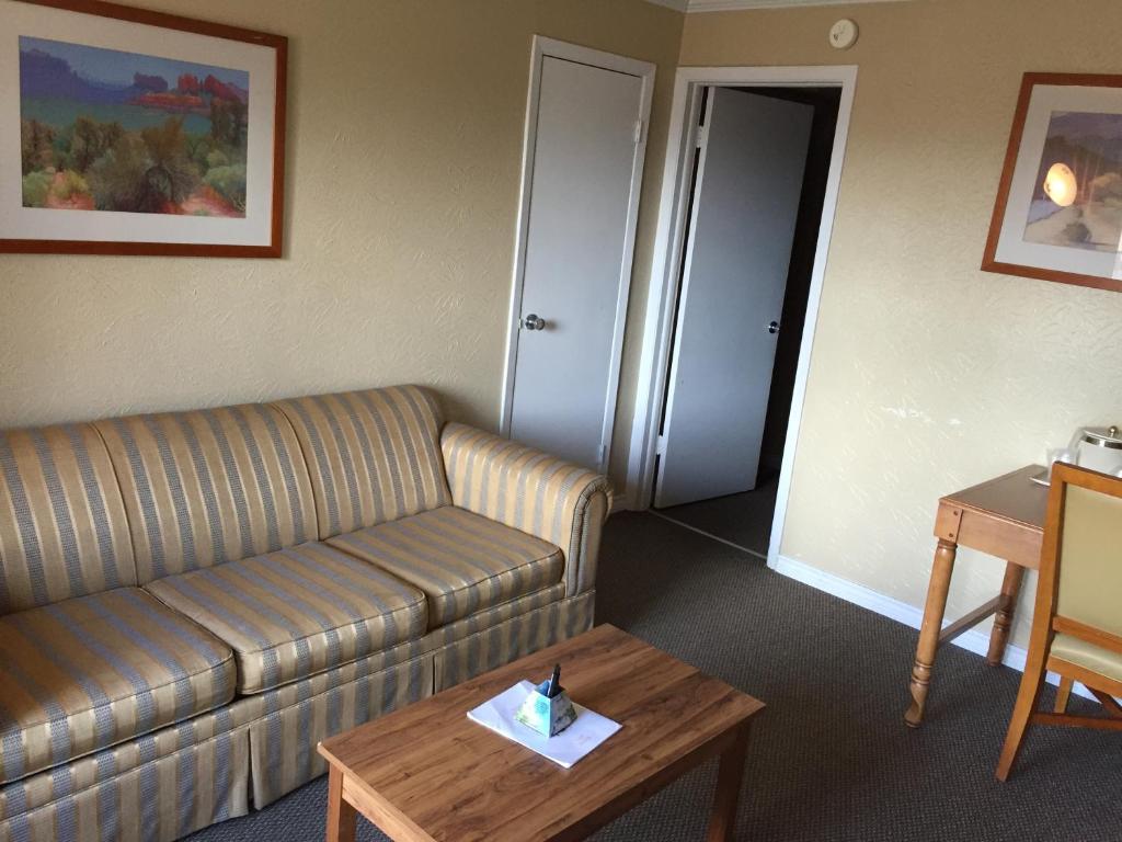 Executive Inn & Suites Beeville photo