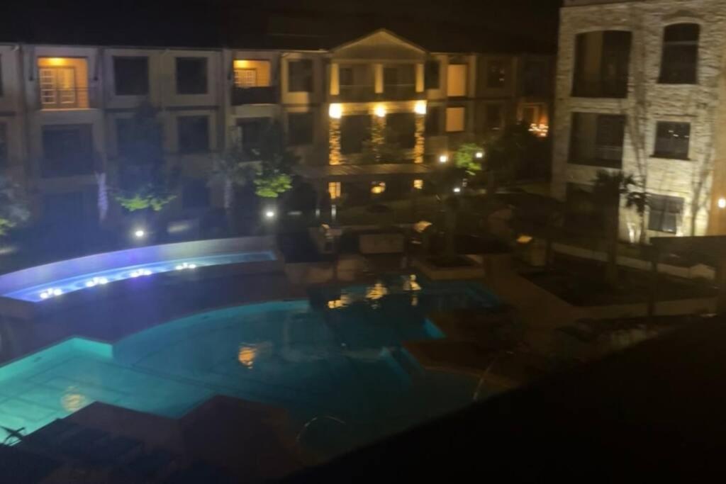 *Private Luxury Close to IAH and I-45* 20 mins to downtown houston