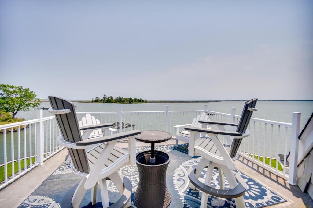 Bayfront White Stone Escape with Private Beach!