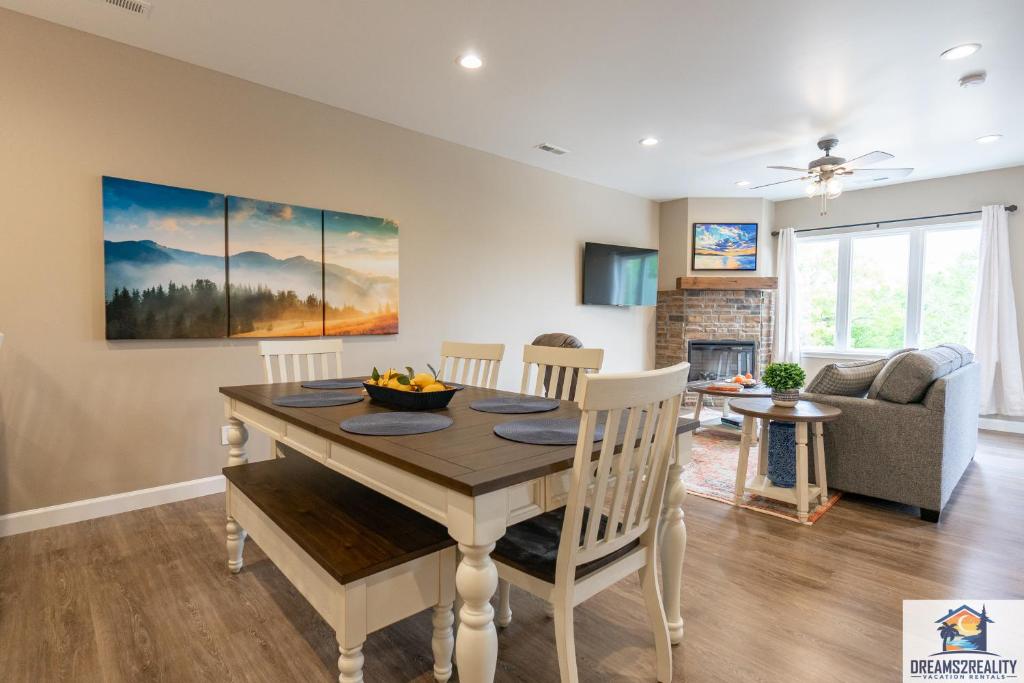 New Build - Walk-In 3BR Condo with Arcade Game - FREE TICKETS INCLUDED - FHG-207, Branson