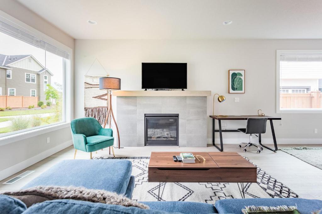 Pet-Friendly 4BR House in Hillsboro with Garage