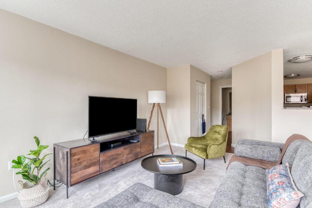 Pet-Friendly 3BR in Burlington Parking