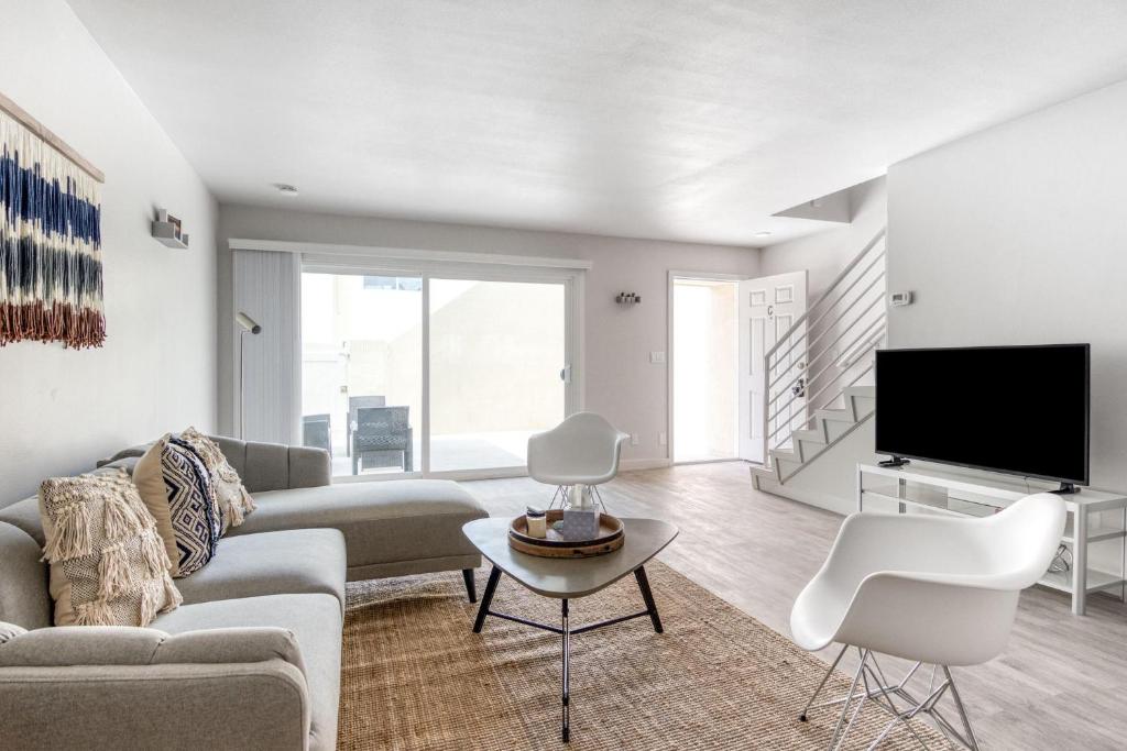 Beach-Inspired 3BR Abode in Torrance with Parking