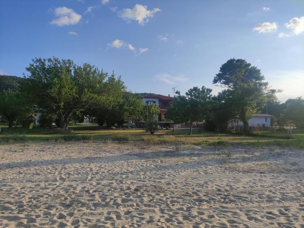 Bright, Beachfront Apartment with free parking and garden, Vourvourou