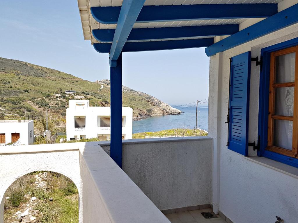 Bright Cycladic Apartment - Sea, Nature & Relax