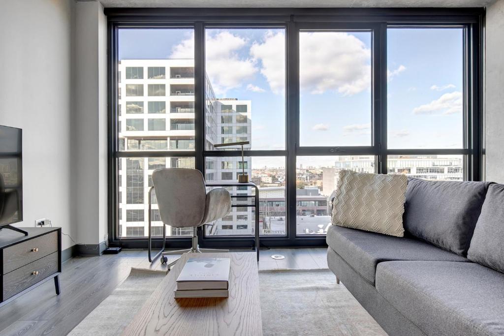 W Loop 2BR w Gym Pool Lounge 2 blocks from L CHI-489, Chicago