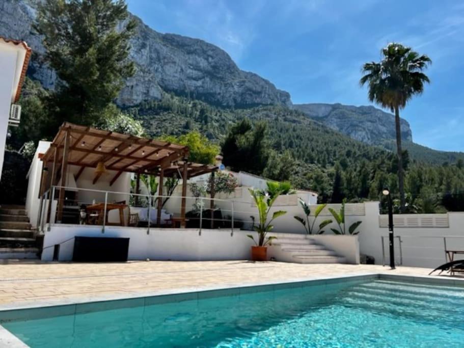 House with swimming pool and amazing sea and mountain views in Montgó, Denia - 3