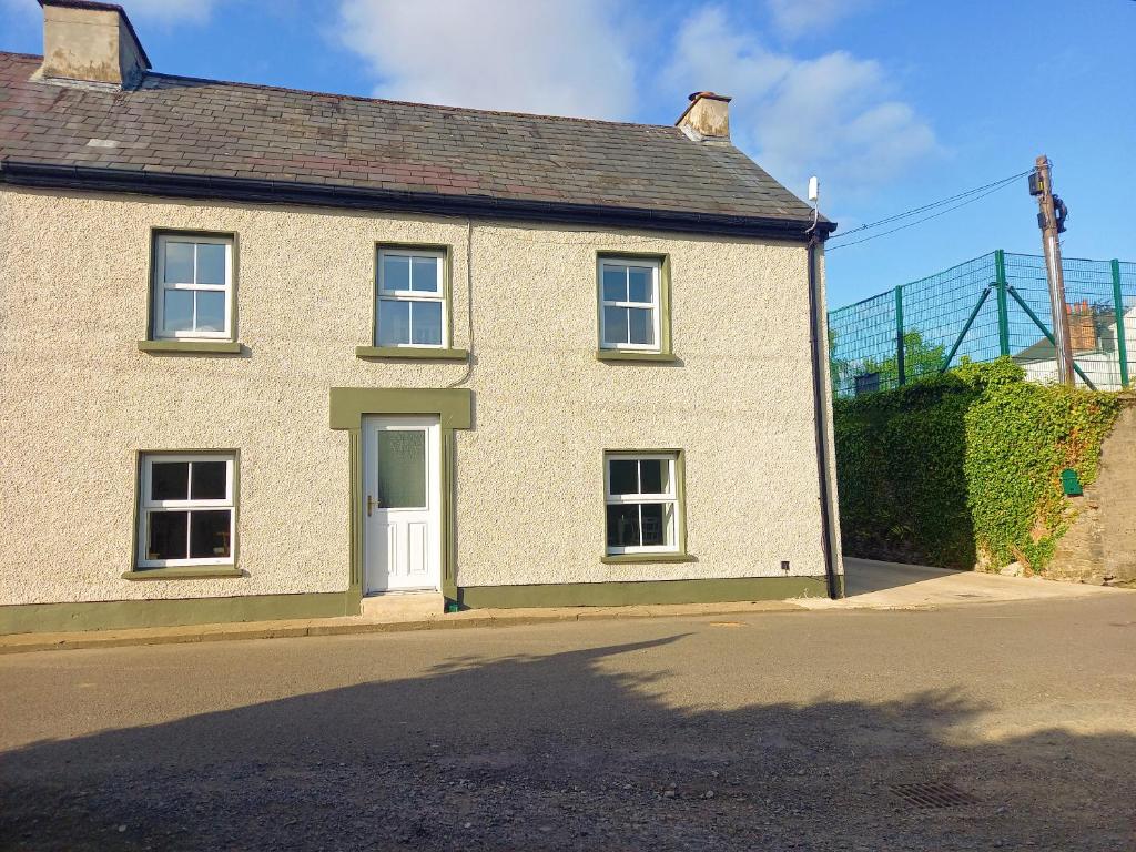 Centrally located 2 bedroom cottage style house