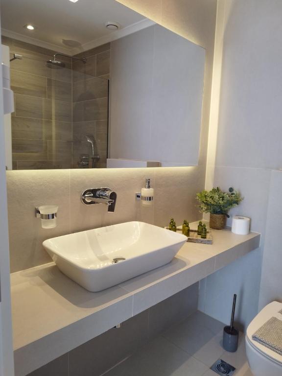 Bathroom, Bakagiannis Apartments in Parga