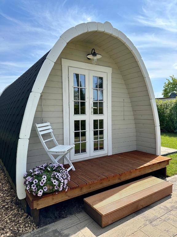 LODGE, een super knus tiny house, nabij vaarwater en haven!, Belt-Schutsloot