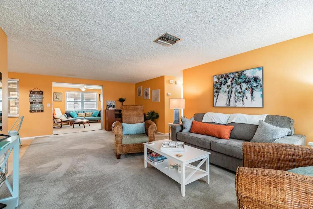 Tangerine Bright House 2BR w/ King Bed