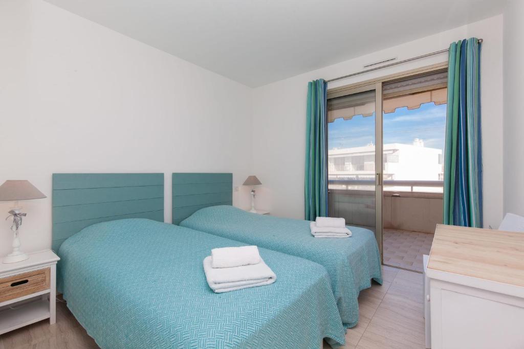 High-Standard 2-Bedroom Apartment with Sea View and Large Terrace - 3