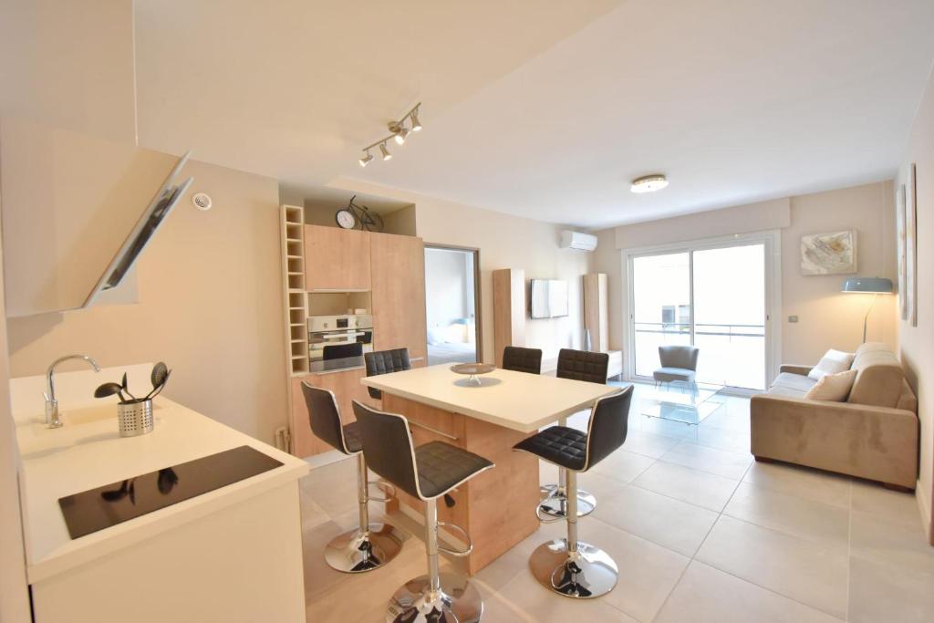 3-Room Apartment in the Heart of Cannes - 2