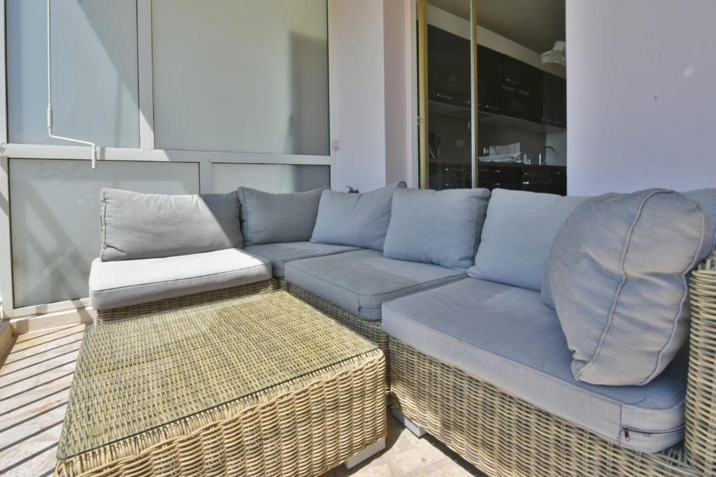 1-Br Apartment Sea View Steps from Beaches - 5