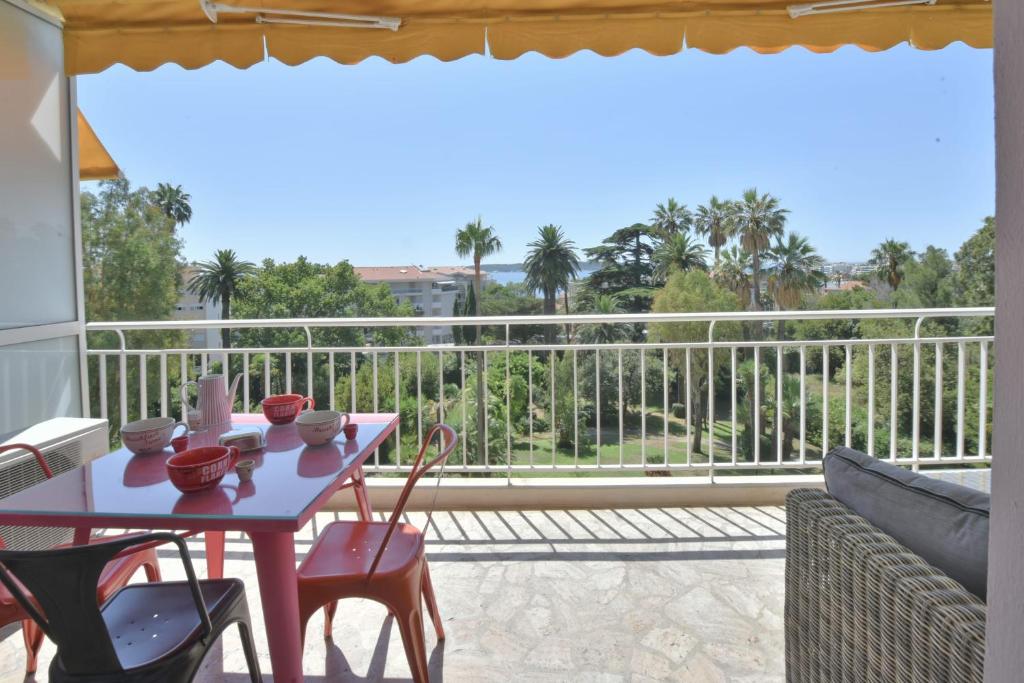 1-Br Apartment Sea View Steps from Beaches - 3