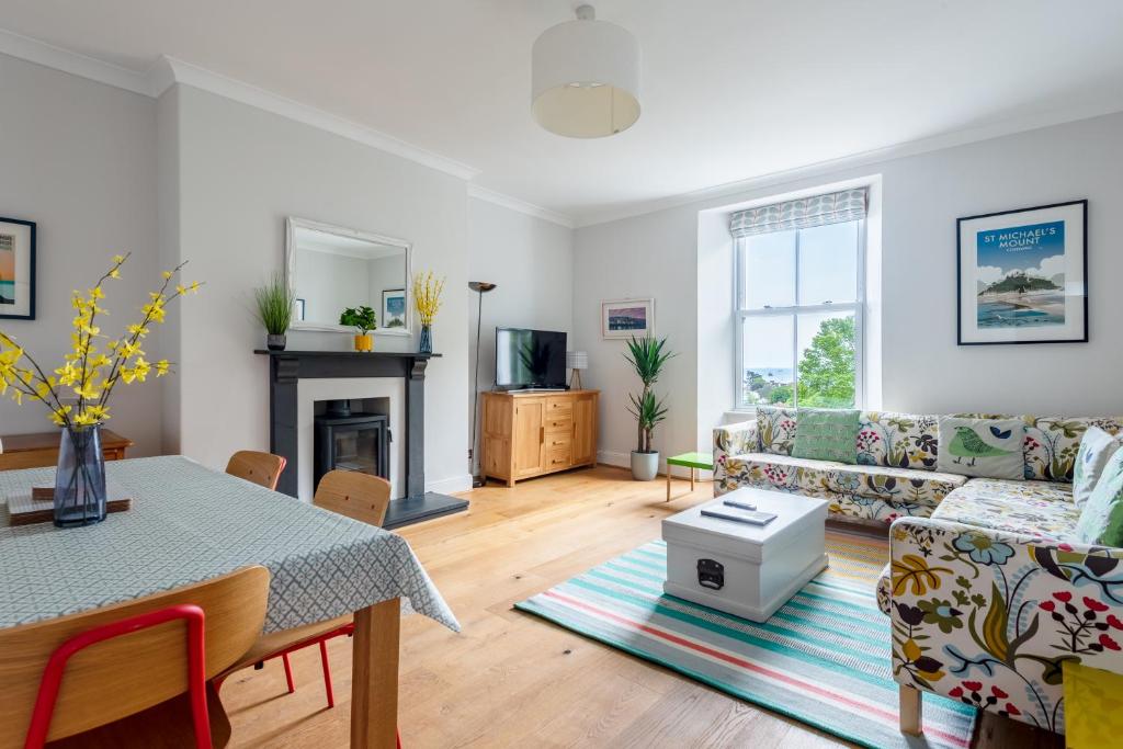 Manacles - Spacious flat near beach with sea views & parking, Falmouth