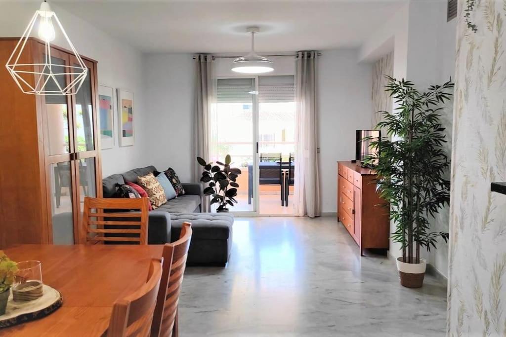 Apartamento en primera línea de playa, frente al puerto de Aguadulce - 4