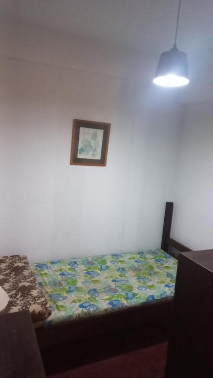 Duplex de 8 camas con 2 balcones Hermoso Duplex en el centro de Pinamar a 2 cuadras de la avenida principal Bunge AVISO IMPORTANTE No es un hotel con 24 hs de atención reservar con 3 días de anticipación mínimo No cuenta con calefacción - 4