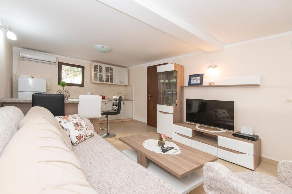 Hillside Seaview Apartment - 1