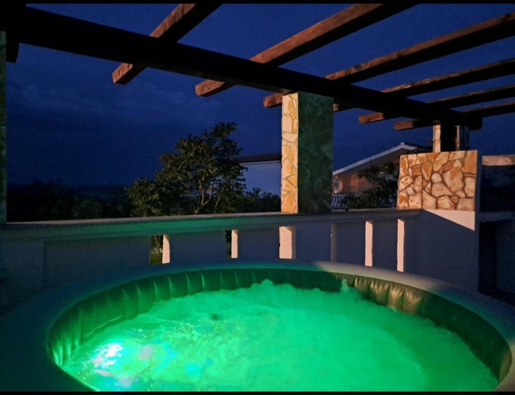 Borat apartmani., Vir