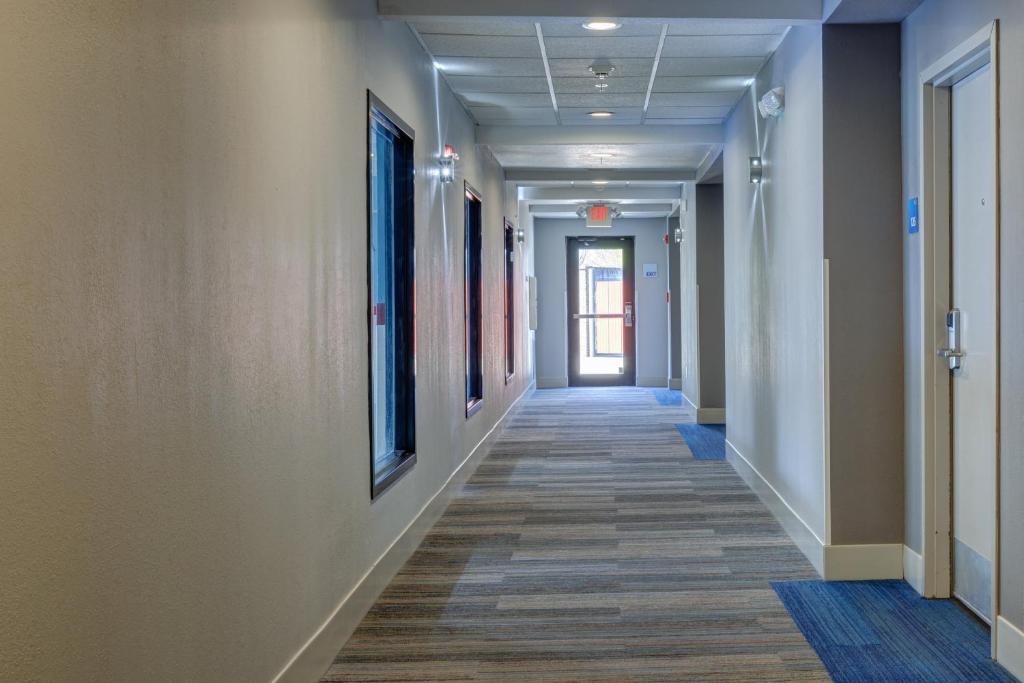 Holiday Inn Express Hotel & Suites Shelbyville photo
