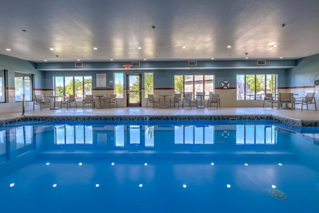 Holiday Inn Express Hotel & Suites Shelbyville photo