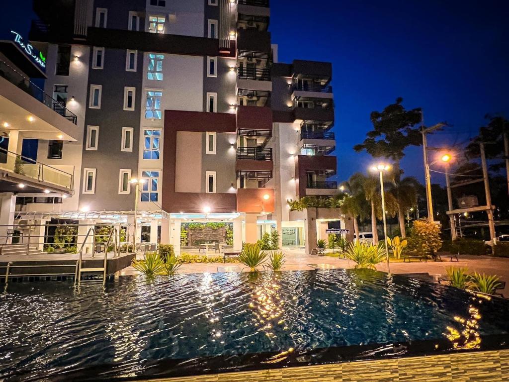 Swimming pool