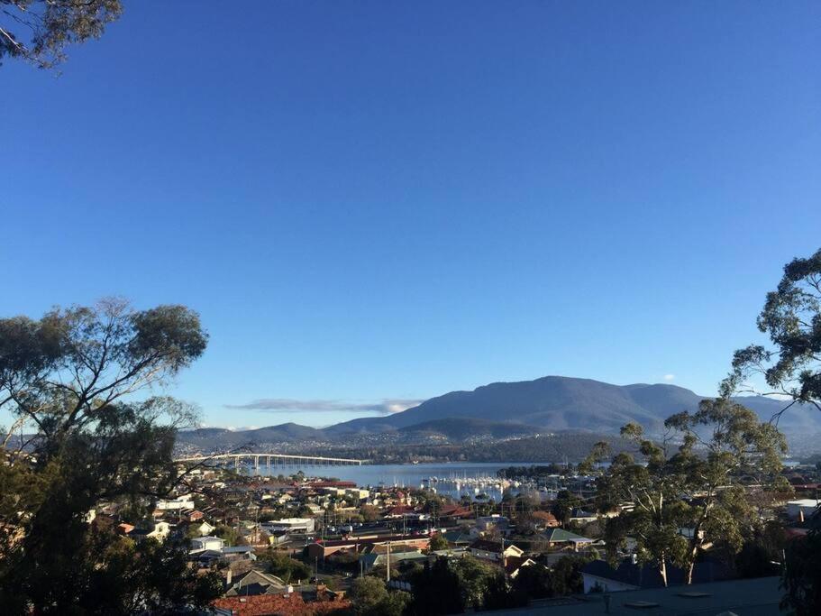 Spacious Apartment - Warm and Welcoming in Lindisfarne, 8 min from CBD, Lindisfarne