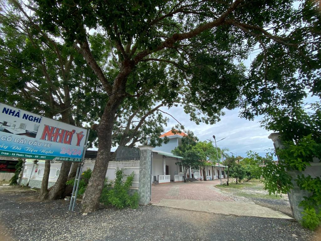 Hotel Nhu Y Ho Tram